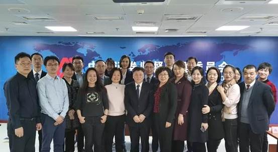 中泰集團(tuán)黨委書記、董事長，中泰化學(xué)董事長王洪欣（左五）與部分參與定增過會代表合影